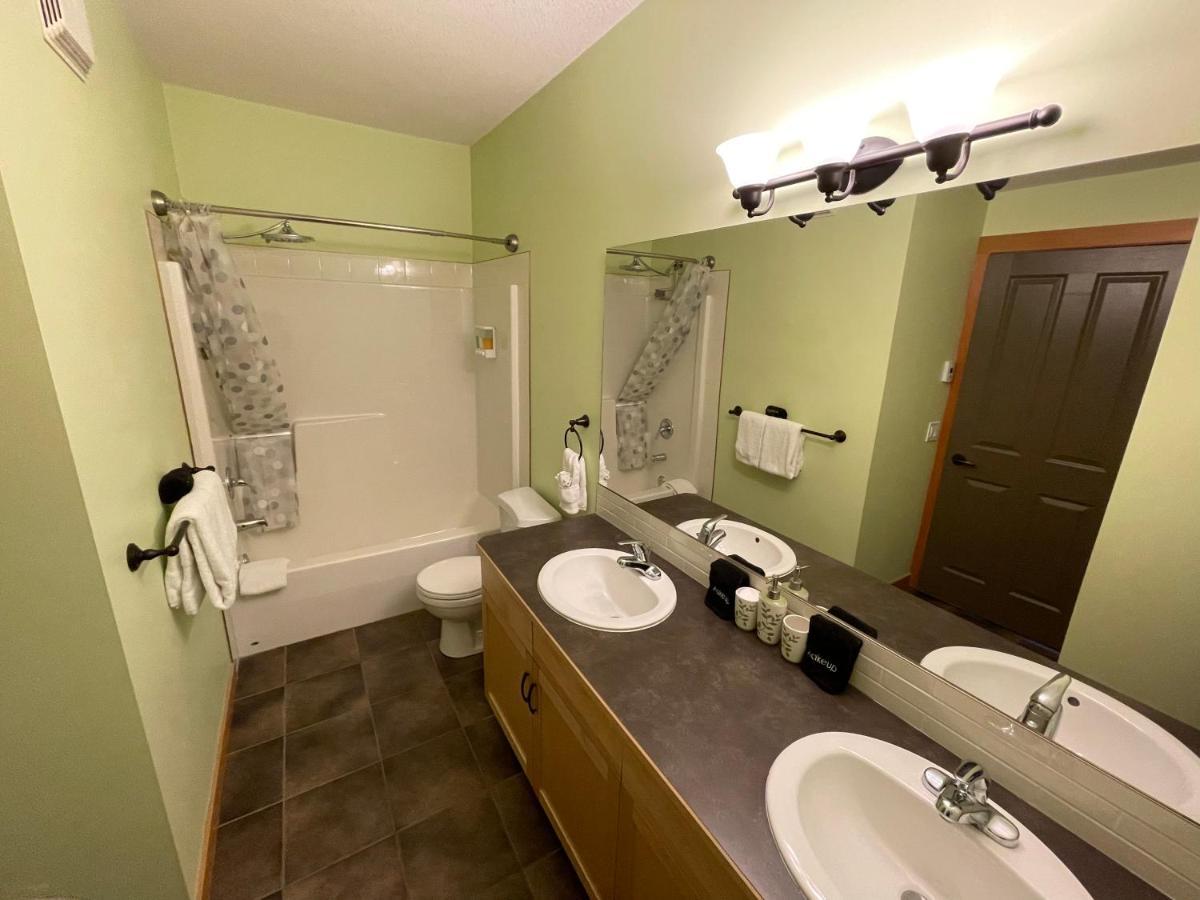Renovated Condo, 2Br, 2Ba, Heated Pool, 3 Hot Tubs, Pets Welcome! Canmore Bagian luar foto
