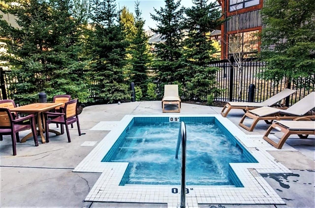 Renovated Condo, 2Br, 2Ba, Heated Pool, 3 Hot Tubs, Pets Welcome! Canmore Bagian luar foto