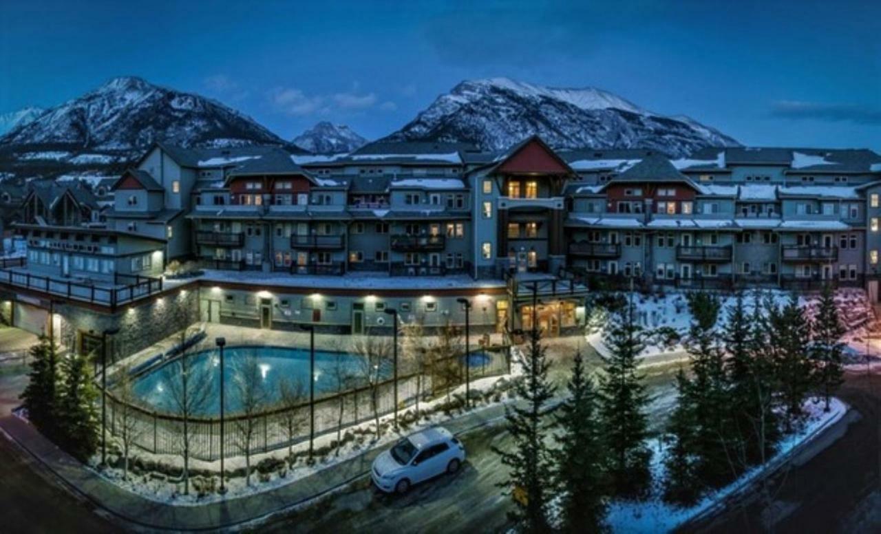 Renovated Condo, 2Br, 2Ba, Heated Pool, 3 Hot Tubs, Pets Welcome! Canmore Bagian luar foto